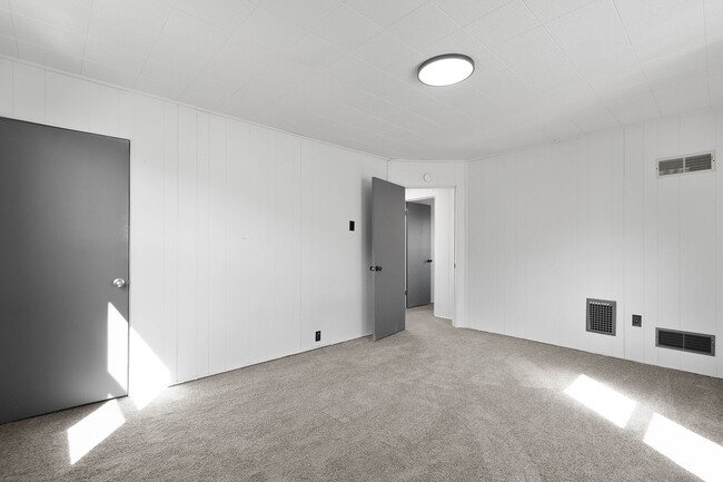 Building Photo - Bright 2 Bedroom home in McKees Rocks Avai...