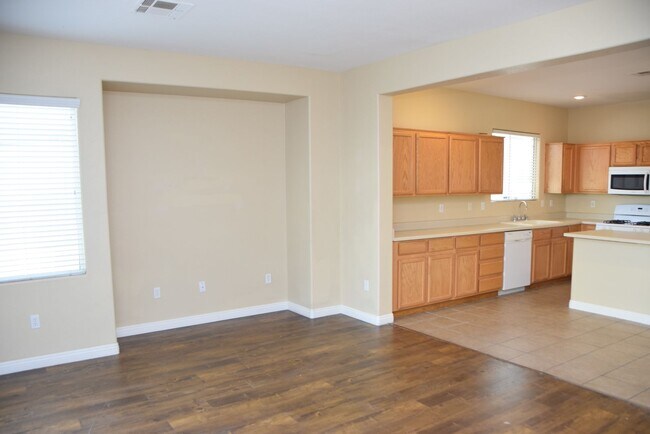 Building Photo - BEAUTIFUL 4 BEDROOM, 2.5 BATH SINGLE-FAMIL...