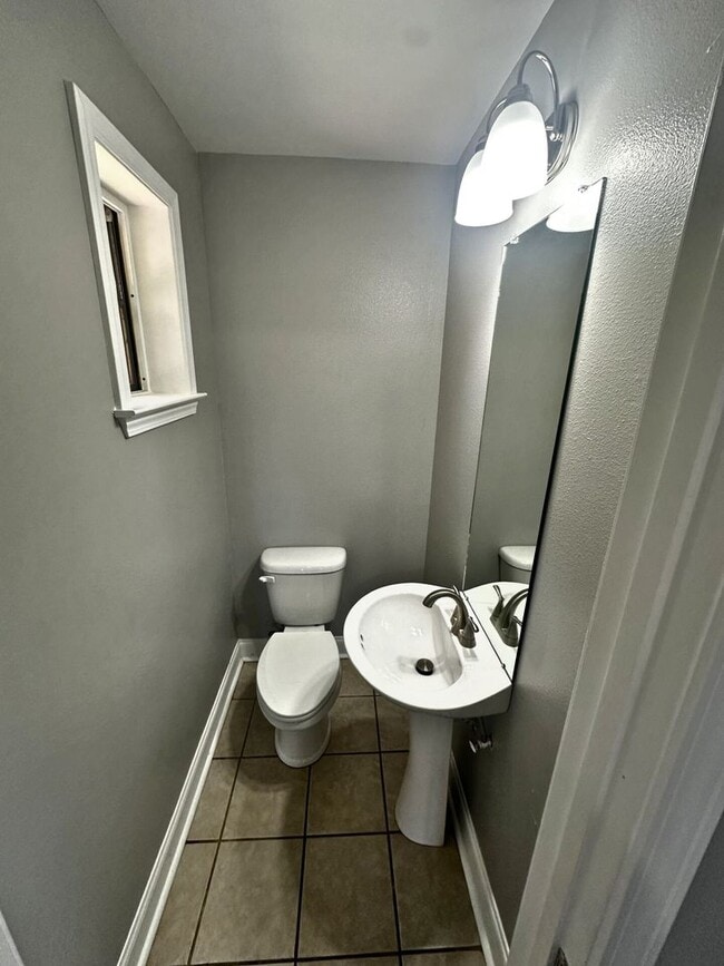 Building Photo - Modernly Charming