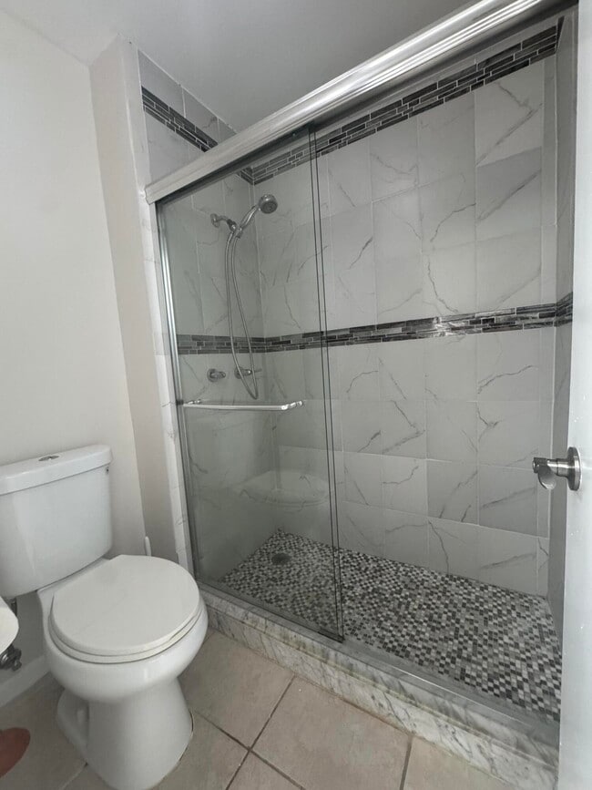 Building Photo - 2505 Lakeview Cir