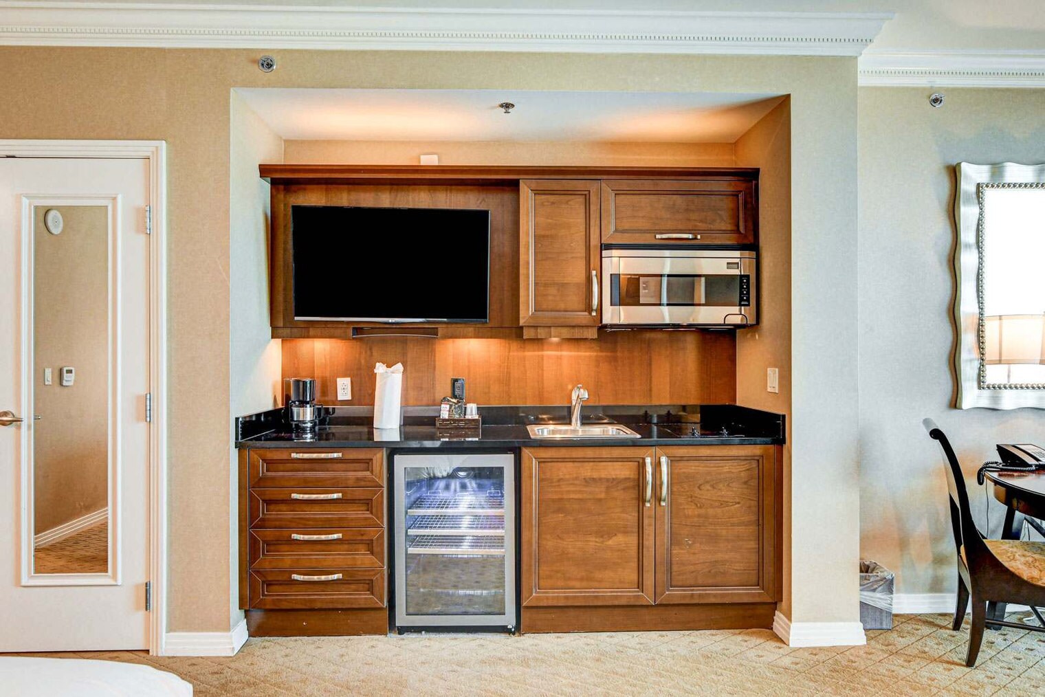 Building Photo - 135 E Harmon Ave