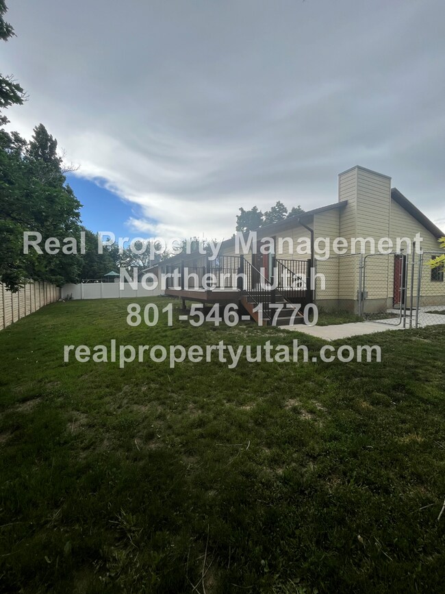 Building Photo - 5 Bedroom Home In Farmington Available in August!