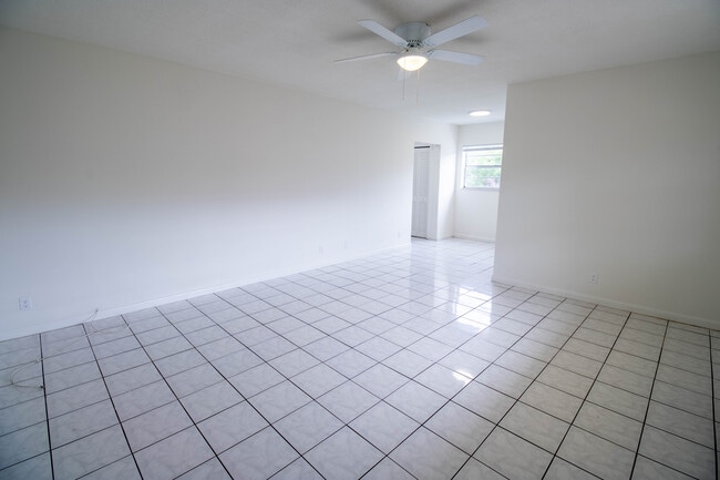Living Room - 2537 Lincoln St