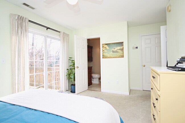 Building Photo - Pet-Friendly End-Unit Ridgecrest Townhome