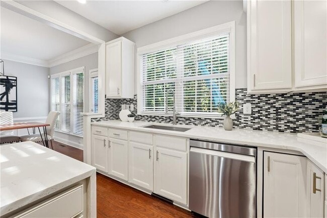 Building Photo - 3655 E Paces Walk