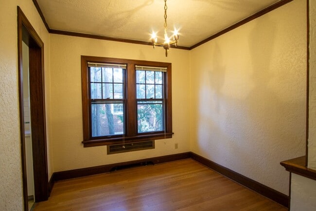 Building Photo - 1930's Townhouse in Idyllic Setting- Vinta...