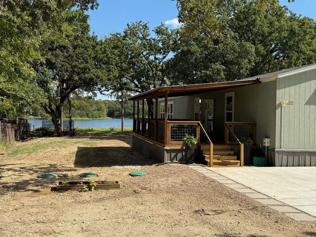 Building Photo - 409 Willow Dr