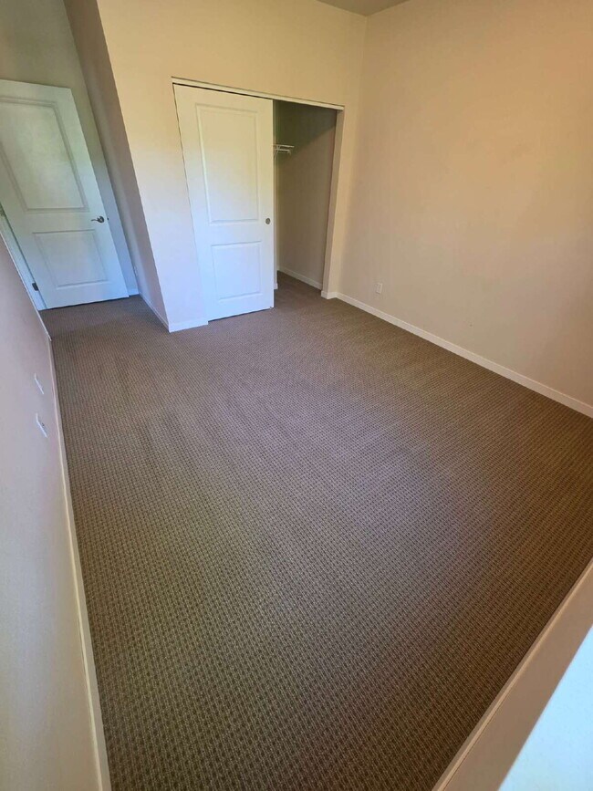 Building Photo - 2 Bedroom | 1 Bathroom 2nd Floor Apartment Available OCTOBER 1ST!