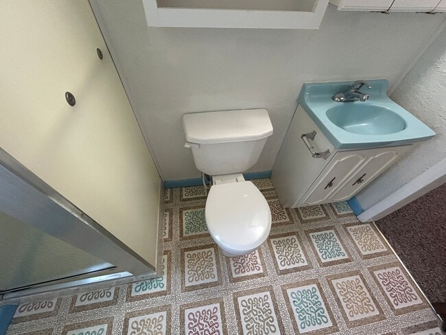 Building Photo - 5 Bed 2 Bath Home with 2 Car Attached Garage in Quiet Nice Neighborhood.