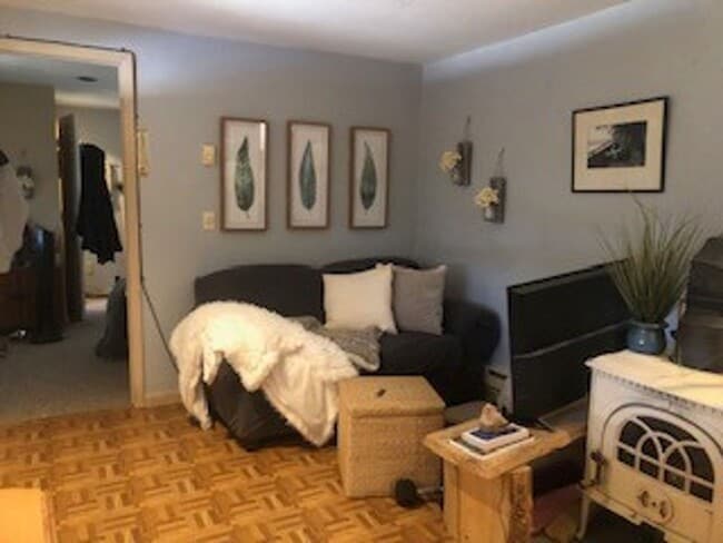 Building Photo - 705 S River St