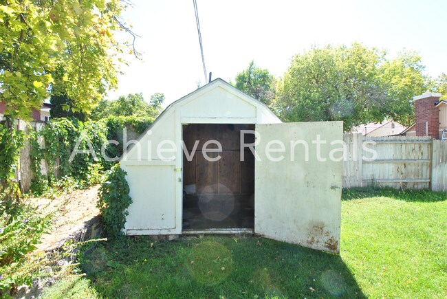 Building Photo - 1068 Crescent Dr