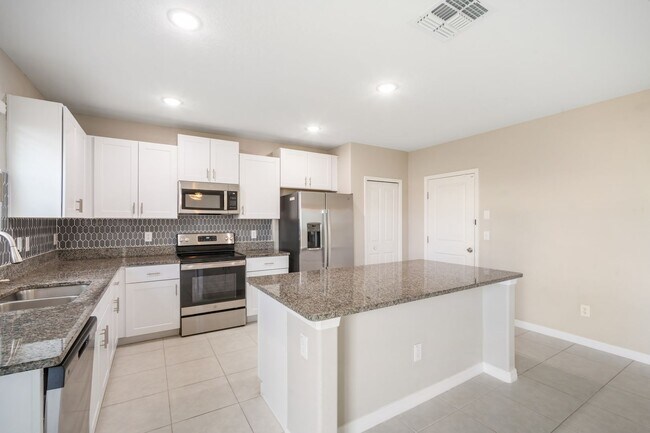 Building Photo - Newer Construction Rental with Open Layout...