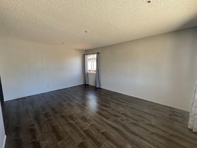 Building Photo - BRIGHT CORNER HOME WITH SPACIOUS BACKYARD ...
