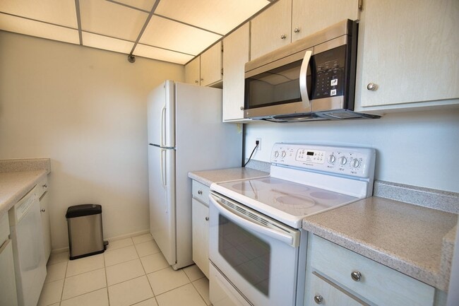 Building Photo - Annual Unfurnished Venice Island Condo – Costa Brava