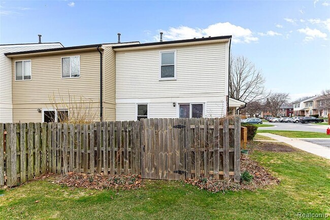 Building Photo - 3374 Burbank Dr