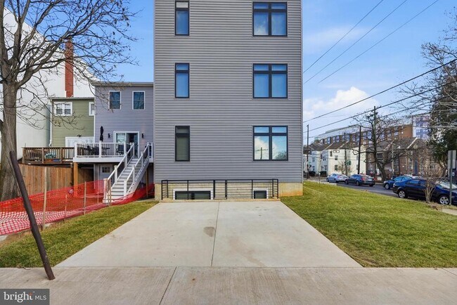 Building Photo - 2602 4th St NE