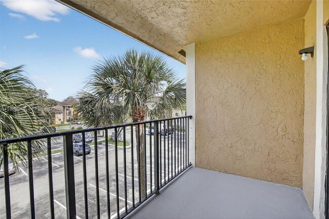 Building Photo - 400 Palm Cir W