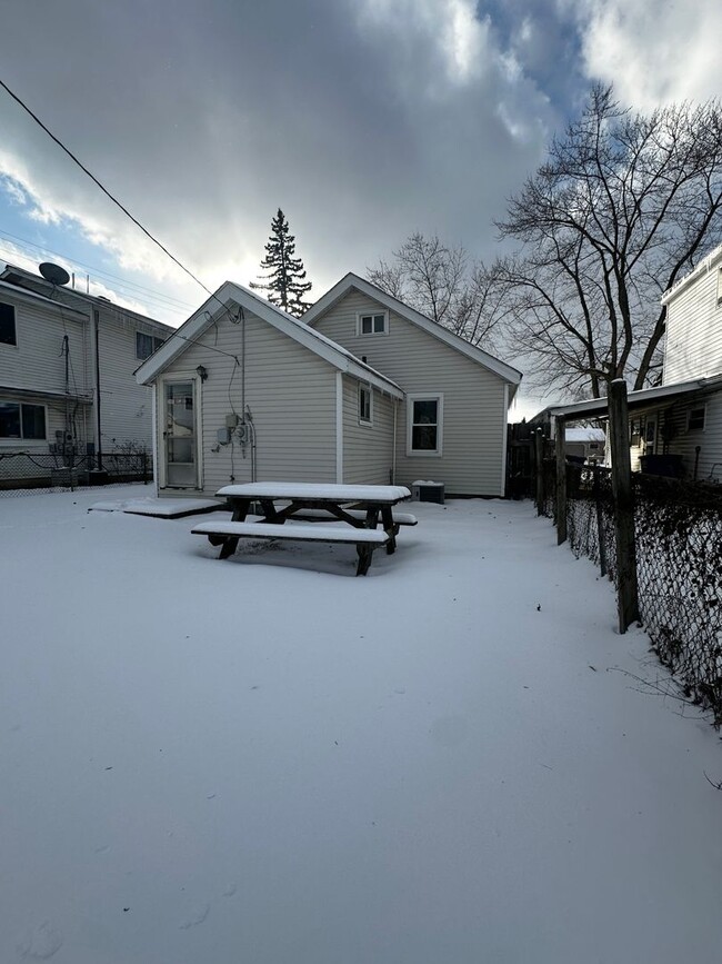 Building Photo - Move-In Ready 3 Bedroom, 1 Bathroom Home in Westland!