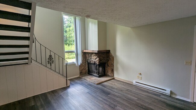 Building Photo - 819 Kerns Dr NE