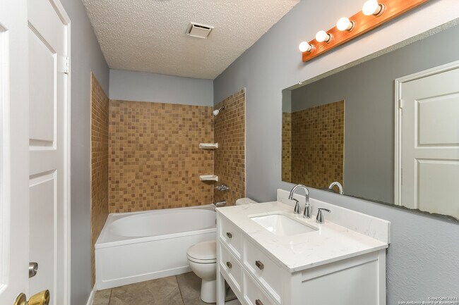 Building Photo - 5927 Catalina Sunrise Dr