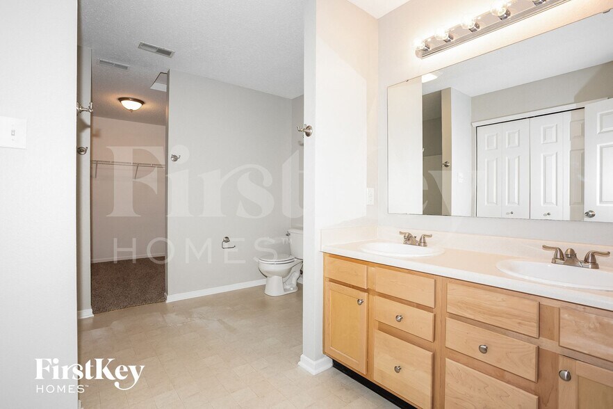 Building Photo - 13796 Meadow Lake Dr