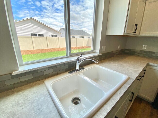 Building Photo - Beautiful Home in South Nampa