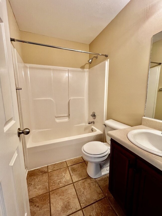 Building Photo - 2 Bedroom 1.5 Bathroom Townhome!!!