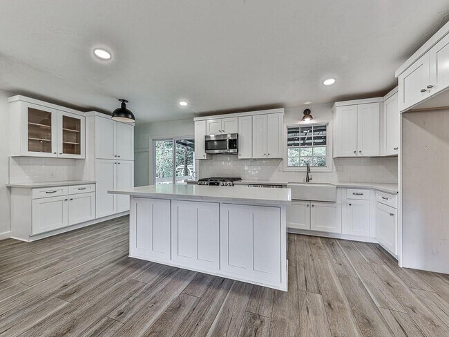 Building Photo - 421 Creek Valley Dr