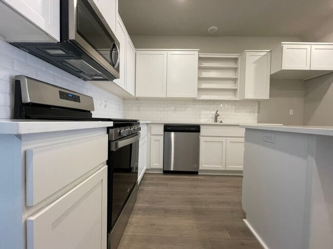 Building Photo - Modern 3-Bed, 2.5-Bath Home with Quartz Counters, Central A/C, and Prime Location!