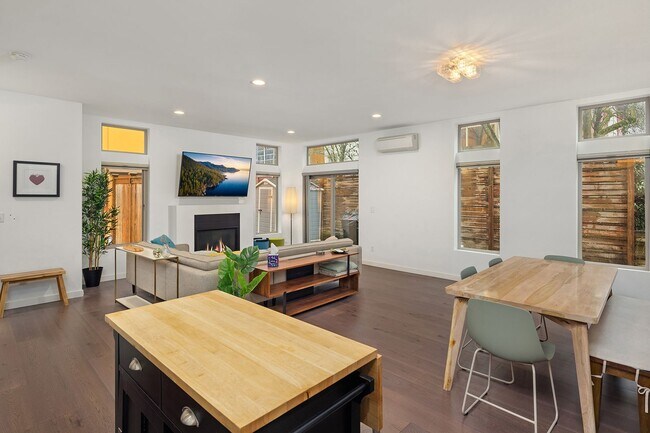 Building Photo - North Beacon Hill Townhome Living!