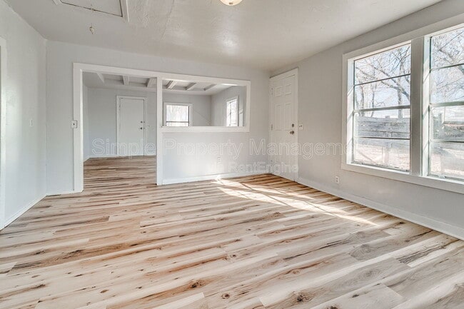 Building Photo - 620 W Acres St