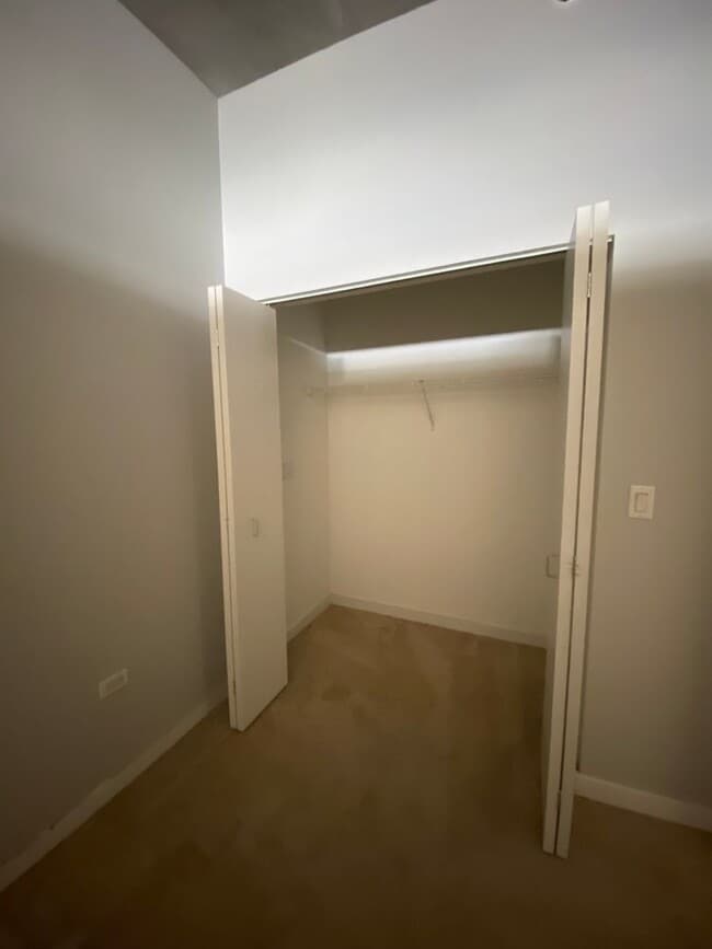 Building Photo - One bedroom Loft appartment with Lake Views!