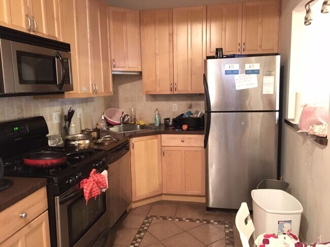 Building Photo - Amazing 4 Bedroom Apartment available 9/1/26