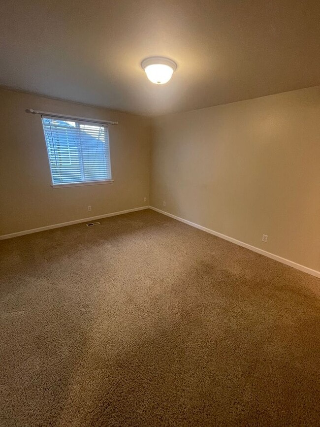 Building Photo - Convieniently located charming three bedroom duplex with modern updates!