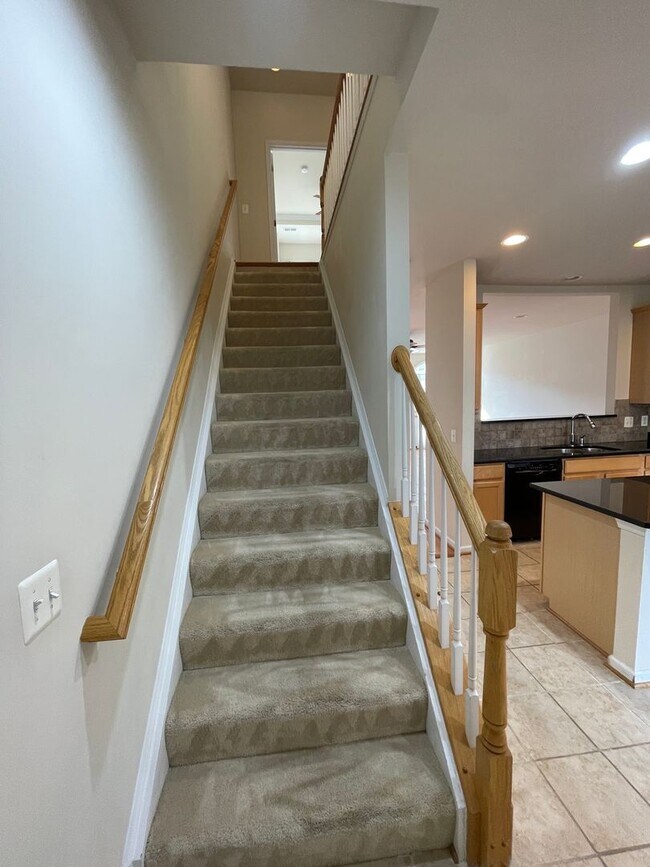 Building Photo - Stunning Light-Filled 3 Bed 2/2 Bath Townhome In Sought After Brambleton