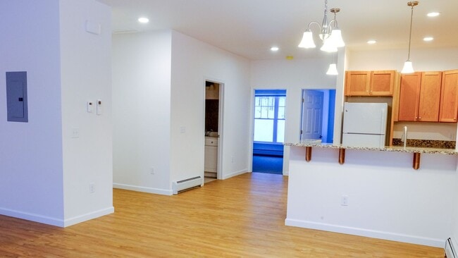 Building Photo - 2 bed, 1 bath apartment with washer and dryer included