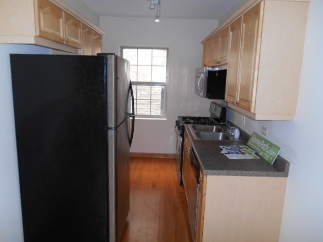 Building Photo - 1818 W Chase Ave