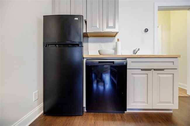 Building Photo - 470 Hamilton St SE