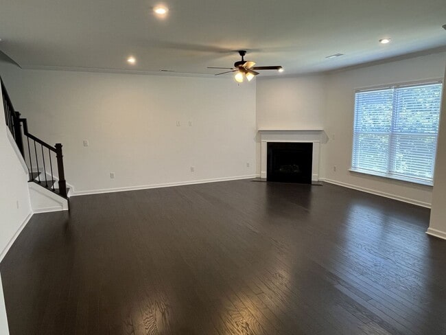 Building Photo - Large, Newer 4 Bedroom + Office and Loft i...