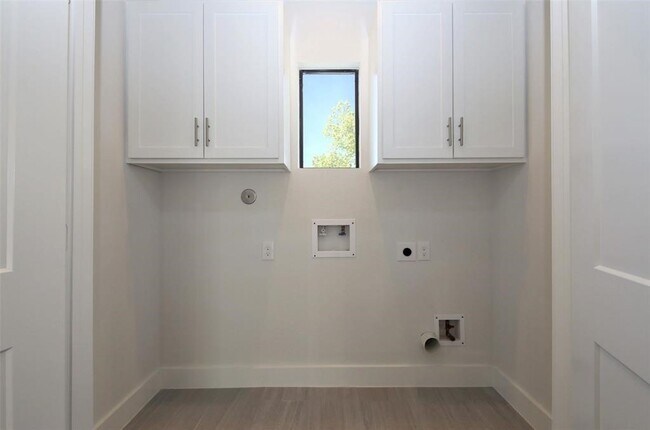 Building Photo - 820 W 22nd St