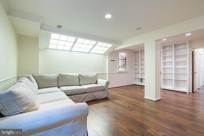 Building Photo - 3500 Hamlet Pl