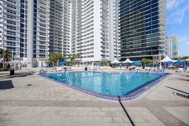Building Photo - 2030 S Ocean Dr