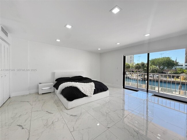 Building Photo - 1650 NE 115th St