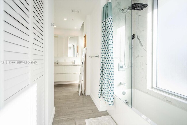 Building Photo - 8425 Crespi Blvd