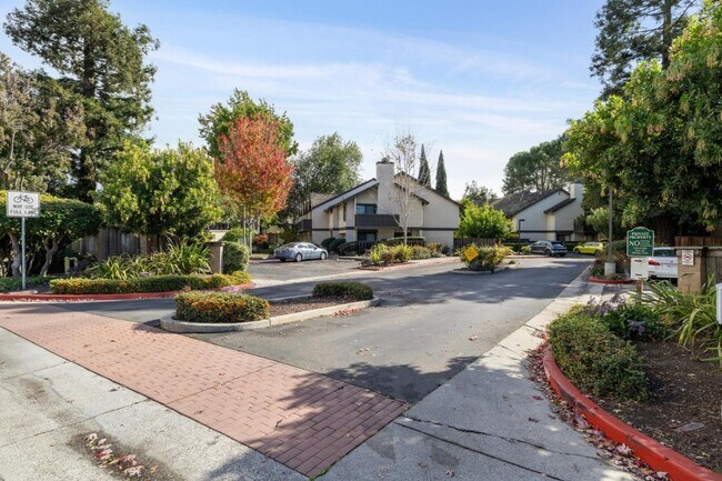 Building Photo - 646 S Ahwanee Terrace