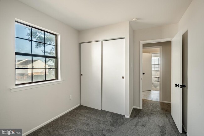 Building Photo - 233 Holly Dr