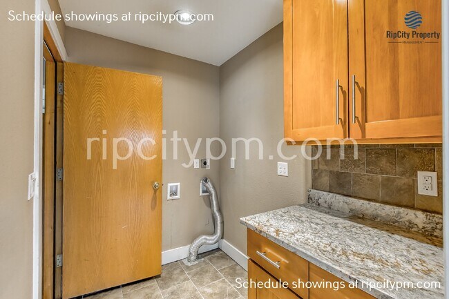 Building Photo - Beautiful 4 Bed/2.5 Bath Home in Tualatin!