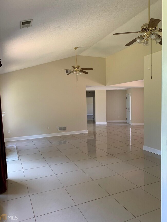 Building Photo - 5640 Raintree Trce