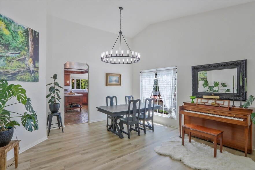 Building Photo - 15549 Vista Vicente Dr