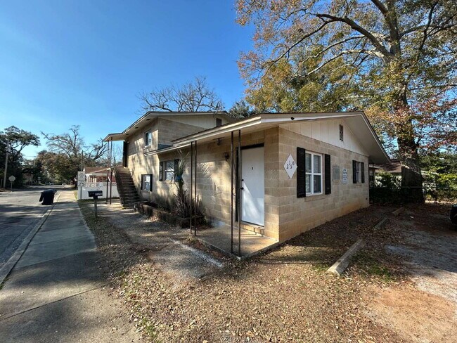 Building Photo - 2150 Saxon St